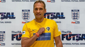 Стилиян Петров дебютира във футзала с жълт картон