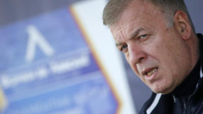 Диксън все още не е говорил за стадиона, дава пресконференция със Сираков 