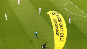 Над главите на феновете на Евро2020: Парапланерист призова да се откажем от нефта