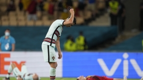 Роналдо побесня, изрита капитанската лента (СНИМКИ и ВИДЕО)