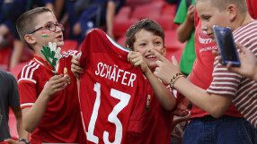 Унгария зашлеви Англия пред над 30 000 деца