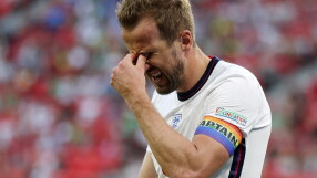 30 000 унгарски деца освиркаха колениченето на английските национали