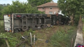 След като тир се вряза в къща: Протест на жители на села в Монтанско