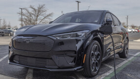 Ford изтегля около 49 000 електромобила заради прегряване