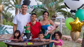 Кристиано-младши празнува с футболна торта и приятели 