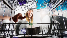 Мъж сложи камера в съдомиялна машина, за да види какво се случва там