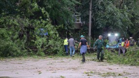 Силни бури и катастрофи с тежкотоварни камиони в Северозапада