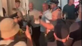 Разярени фенове на Рома приклещиха съдията от финала на летището (ВИДЕО)