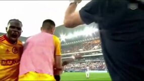 Агресия във Франция: Прекратиха мач от Лига 2 (ВИДЕО)