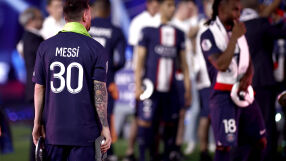 Вместо сбогом: Изпратиха Меси с мощни освирквания