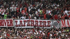 Фен падна от трибуните и умря на мач на Ривър Плейт