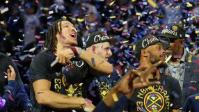 Шампион в НБА празнува гол до кръста по улиците на Денвър (ВИДЕО)