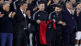 Меси на 36: Игра с Батистута, 40 000 му пяха за рождения ден (ВИДЕО+СНИМКИ)