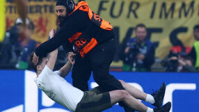 Фенове на руски блогър финтираха 2500 охранители на 