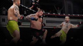 Най-силният мъж на планетата в ММА мач срещу двама мъници (ВИДЕО)