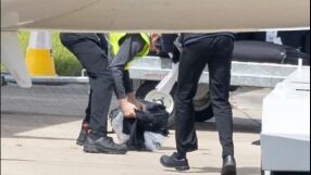 Разпиляха дрехите на английските звезди (СНИМКИ)