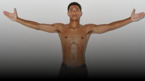 Звездата на Англия само по гащи пред Ким Кардашиан (ВИДЕО)