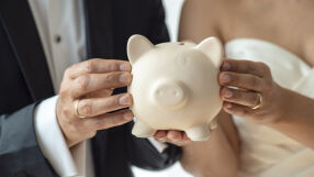 Младоженци таксуват гостите по 282 евро за вход на сватбата