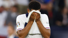 Известна певица е новата на Белингам. Носи му тениските (ВИДЕО)