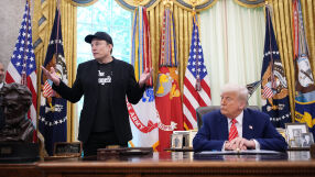 Акциите на Tesla се покачват след публичния спор между Тръмп и Мъск