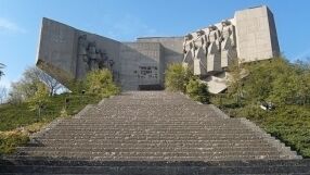Обявяват за продажба Паметника на съветската армия във Варна?