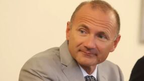 Бивш министър, свързан с 