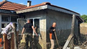 Тонове кал и тиня, блокирани улици и отчаяни хор: Армията помага в село Тича след наводнението