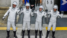 Евакуацията на астронавтите: Ето колко струва космическият кораб Crew Dragon, в който се укриват