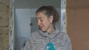 Водата отнесе надеждите на семейство от Тича: Сега спят върху плоскости на мократа земя