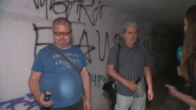 С фенерчета под падащ таван: Стотици хора продължават да рискуват живота си в опасен подлез в София