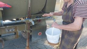 Пети ден сливенско село е без вода: "Изпраща ни се водоноска за 700 души и от нея тече ръждива вода" (СНИМКИ)