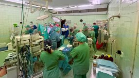 Сиамски близнаци в Братислава претърпяха първата си операция