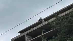 С риск за живота: Три деца се качиха на покрива на изоставената детска болница в София