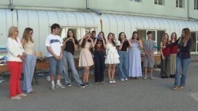 „Обичаме те, Ивона!“: Ученици в Сливен се борят за живота на 16-годишно момиче с фатално заболяване
