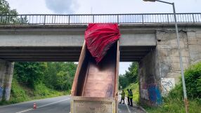 Самосвал удари мост на пътния възел за Китен и нанесе значителни щети (СНИМКИ)