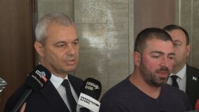 „Възраждане“ доведе в парламента доставчика от конфликта с Мирчев: Мъжът иска извинение, от партията -  оставката му