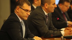 Бизнесмени олигарси бутат валутния борд, за да изчистят дълговете си