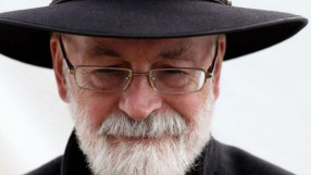 Сър Тери Пратчет ~ Не можеш да умреш без да завършиш последната си книга!