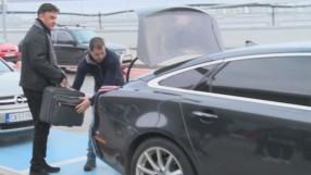 Колата на Боби Михайлов паркирана на място за инвалиди (ВИДЕО)