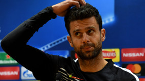 Кошмарът за Мота няма край. Блъсна бесен фен с колата си (ВИДЕО)