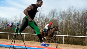 Лекоатлет надбяга състезателен кон (ВИДЕО)