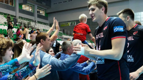 Полиция свали от самолет руски волейболист заради висок ръст (ВИДЕО)