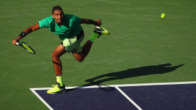 Зрител почерпи Кирьос с картофки... по време на мач (ВИДЕО)