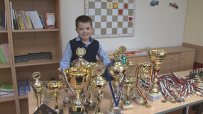 8-годишният Симеон матира всички в Европа (ВИДЕО)