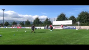 Защо вратарите на Швейцария тренират с тъмни очила? (ВИДЕО)