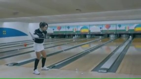 Корейка обедини голфа и боулинга (ВИДЕО)