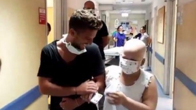 Любимецът на Неапол раздава пица, посещава детски болници и събира дрехи за хора в нужда (ВИДЕО)