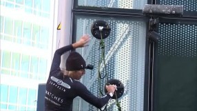 55-годишният Спайдърмен, покорил 150 небостъргача (ВИДЕО)