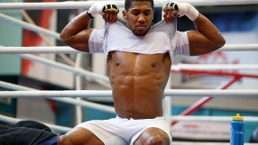 Пилешки крилца и пица - как вечеря Антъни Джошуа (СНИМКА)