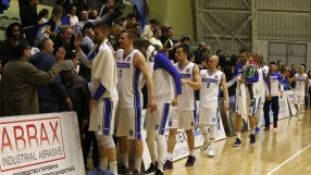 Студена зала посрещна 